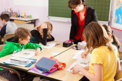 Onderwijs - Leerlingen en leraar die op school leren stock foto's Onderwijs - Leerlingen en leraar die op school leren stock foto's