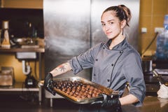 Onderworpen beroep en kokend gebakje jonge Kaukasische vrouw met tatoegering van gebakjechef-kok in keuken van restaurant die ron stock afbeeldingen Onderworpen beroep en kokend gebakje jonge Kaukasische vrouw met tatoegering van gebakjechef-kok in keuken van restaurant die ron stock afbeeldingen
