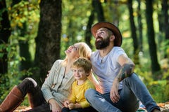 Onderzoek samen aard Het concept van de familiedag Mammapapa en jong geitjejongen die terwijl wandeling in bosfamiliepicknick ont royalty-vrije stock afbeeldingen Onderzoek samen aard Het concept van de familiedag Mammapapa en jong geitjejongen die terwijl wandeling in bosfamiliepicknick ont royalty-vrije stock afbeeldingen