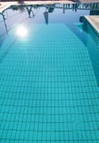 Ondinha e fluxo inferiores dos c?usticos da piscina com fundo das ondas Superf?cie da piscina azul, fundo da ?gua imagem de stock Ondinha e fluxo inferiores dos c?usticos da piscina com fundo das ondas Superf?cie da piscina azul, fundo da ?gua imagem de stock