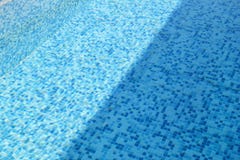 Ondinha e fluxo inferiores dos cáusticos da piscina com fundo das ondas Superfície da piscina azul, fundo da água fotografia de stock Ondinha e fluxo inferiores dos cáusticos da piscina com fundo das ondas Superfície da piscina azul, fundo da água fotografia de stock