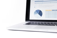 Onduidelijk beeld van statistiekengrafieken op laptop het scherm wordt getoond dat royalty-vrije stock fotografie Onduidelijk beeld van statistiekengrafieken op laptop het scherm wordt getoond dat royalty-vrije stock fotografie