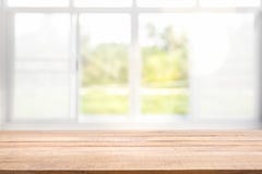 Onduidelijk beeldachtergrond van wit vensterglas en groene mening van tuin royalty-vrije stock foto Onduidelijk beeldachtergrond van wit vensterglas en groene mening van tuin royalty-vrije stock foto