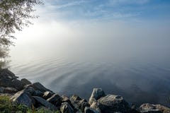 Ondulazioni molli nel paesaggio nebbioso Nebbia spessa pacifica immagine stock Ondulazioni molli nel paesaggio nebbioso Nebbia spessa pacifica immagine stock