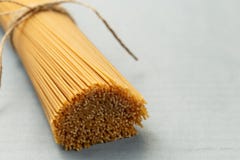 Ongekookte deegwarenspaghetti op een blauwe achtergrond stock fotografie Ongekookte deegwarenspaghetti op een blauwe achtergrond stock fotografie