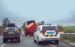 Ongeval op weg Omgekeerde vrachtwagen en politiewagen stock afbeeldingen Ongeval op weg Omgekeerde vrachtwagen en politiewagen stock afbeeldingen