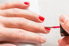 Ongles de polissage de main femelle de vue supérieure image libre de droits Ongles de polissage de main femelle de vue supérieure image libre de droits