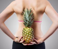 Onherkenbare geschikte vrouw met ananas royalty-vrije stock fotografie Onherkenbare geschikte vrouw met ananas royalty-vrije stock fotografie