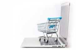 Online-shoppingvagn arkivbilder Online-shoppingvagn arkivbilder