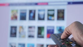 Online-video strömmande service med apps och handen Smart TV Manliga det avlägsna handinnehavet kontrollen vänder av smart tv stock video Online-video strömmande service med apps och handen Smart TV Manliga det avlägsna handinnehavet kontrollen vänder av smart tv stock video