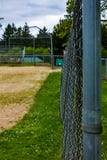 ono fechtuje się wzdłuż baseballa diamentu przy parkiem zdjęcie royalty free ono fechtuje się wzdłuż baseballa diamentu przy parkiem zdjęcie royalty free