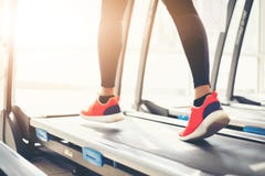 Onscherp van het runnen van sportschoenen bij de gymnastiek terwijl een jonge caucasia Stock Fotografie Onscherp van het runnen van sportschoenen bij de gymnastiek terwijl een jonge caucasia Stock Fotografie