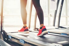 Onscherp van het runnen van sportschoenen bij de gymnastiek terwijl een jonge caucasia Royalty-vrije Stock Foto Onscherp van het runnen van sportschoenen bij de gymnastiek terwijl een jonge caucasia Royalty-vrije Stock Foto