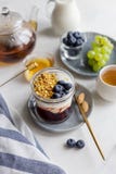 Ontbijt in kruik met granola, yoghurt, jam en bessen royalty-vrije stock fotografie Ontbijt in kruik met granola, yoghurt, jam en bessen royalty-vrije stock fotografie