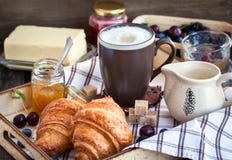 Ontbijt met croissants, cappuccino en jam royalty-vrije stock foto's Ontbijt met croissants, cappuccino en jam royalty-vrije stock foto's