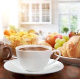 Ontbijt met koffie royalty-vrije stock foto Ontbijt met koffie royalty-vrije stock foto