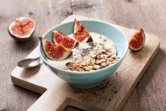 Ontbijt met muesli, yoghurt, fig. royalty-vrije stock afbeeldingen Ontbijt met muesli, yoghurt, fig. royalty-vrije stock afbeeldingen