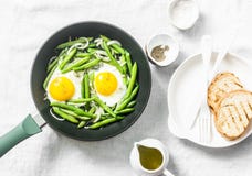 Ontbijtkoekepan Gebraden eieren met slabonen Gezond het eten concept op witte achtergrond, hoogste mening royalty-vrije stock foto Ontbijtkoekepan Gebraden eieren met slabonen Gezond het eten concept op witte achtergrond, hoogste mening royalty-vrije stock foto