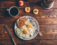 Ontbijttoost met gebraden eieren met groenten, koffie en frui stock foto's Ontbijttoost met gebraden eieren met groenten, koffie en frui stock foto's
