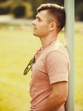 Ontspannen jongen die op pool leunen royalty-vrije stock afbeelding Ontspannen jongen die op pool leunen royalty-vrije stock afbeelding