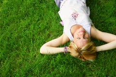 Ontspannende vrouw die op gras legt stock foto Ontspannende vrouw die op gras legt stock foto