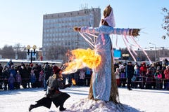Ontsteking van gevuld voor de de winter Slavische vakantie Maslenitsa stock fotografie Ontsteking van gevuld voor de de winter Slavische vakantie Maslenitsa stock fotografie