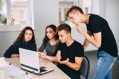 Ontwerpersteam die nieuw project bespreken bij studio stock fotografie Ontwerpersteam die nieuw project bespreken bij studio stock fotografie