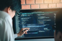 Ontwikkelt programmering en coderend technologie die in een softwareingenieurs werken die toepassingen samen in bureau ontwikkele stock fotografie Ontwikkelt programmering en coderend technologie die in een softwareingenieurs werken die toepassingen samen in bureau ontwikkele stock fotografie