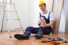 Op de baanverwonding van één arbeider enkel gevallen van een ladder stock foto's Op de baanverwonding van één arbeider enkel gevallen van een ladder stock foto's