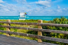 Op een houten pijler aan badmeestertribune van het strand Florida van Miami stock afbeelding Op een houten pijler aan badmeestertribune van het strand Florida van Miami stock afbeelding