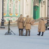 Op Paleis vierkante militairen van het rode leger dichtbij het mortier stock afbeelding Op Paleis vierkante militairen van het rode leger dichtbij het mortier stock afbeelding