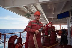 Op zee - September 2018: De bemanning die van het internationale schip maandelijkse brandoefeningsoefening uitvoeren royalty-vrije stock foto Op zee - September 2018: De bemanning die van het internationale schip maandelijkse brandoefeningsoefening uitvoeren royalty-vrije stock foto