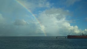 Op zee tanker en Caraïbische Regenboog Geen filters royalty-vrije stock foto's Op zee tanker en Caraïbische Regenboog Geen filters royalty-vrije stock foto's