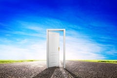 Open deur op lange lege asfaltweg naar zon. stock fotografie Open deur op lange lege asfaltweg naar zon. stock fotografie