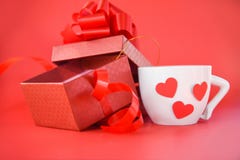 Open Giftdoos en witte Koffiekop met de rode dag van hartvalentijnskaarten op rode achtergrond royalty-vrije stock afbeelding Open Giftdoos en witte Koffiekop met de rode dag van hartvalentijnskaarten op rode achtergrond royalty-vrije stock afbeelding