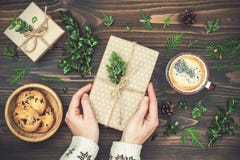 Openings aanwezige Kerstmis De handen die van de vrouw verfraaid giftvakje op rustieke houten lijst houden Lucht, vlak leg, hoogs royalty-vrije stock foto Openings aanwezige Kerstmis De handen die van de vrouw verfraaid giftvakje op rustieke houten lijst houden Lucht, vlak leg, hoogs royalty-vrije stock foto