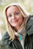 Openlucht Portret van Vrouw die de Kleren van de Winter draagt royalty-vrije stock foto Openlucht Portret van Vrouw die de Kleren van de Winter draagt royalty-vrije stock foto