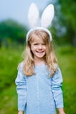 Openluchtportret van de mooie het glimlachen oren van het meisje witte konijntje royalty-vrije stock foto Openluchtportret van de mooie het glimlachen oren van het meisje witte konijntje royalty-vrije stock foto