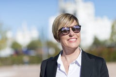 Openluchtportret van een mooie dame op de straat die forma dragen stock afbeelding Openluchtportret van een mooie dame op de straat die forma dragen stock afbeelding