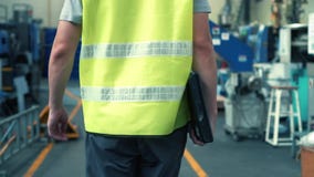 Oper?rio que anda atrav?s das facilidades industriais vídeos de arquivo Oper?rio que anda atrav?s das facilidades industriais vídeos de arquivo