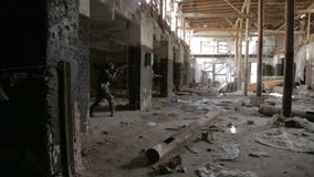 Operación parcial de los guerreros de la guerrilla en el ambiente urbano almacen de metraje de vídeo Operación parcial de los guerreros de la guerrilla en el ambiente urbano almacen de metraje de vídeo