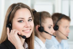 Operador de sorriso do apoio ao cliente no trabalho fotografia de stock Operador de sorriso do apoio ao cliente no trabalho fotografia de stock