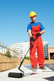 Operaio del costruttore sul lavoro dell'isolamento del tetto immagini stock Operaio del costruttore sul lavoro dell'isolamento del tetto immagini stock