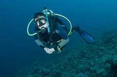 Operatore subacqueo di scuba dell'uomo sulla barriera corallina fotografie stock Operatore subacqueo di scuba dell'uomo sulla barriera corallina fotografie stock