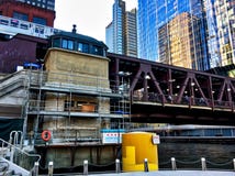 Opgeheven de treinpassen van ` Gr ` over de Rivier van Chicago Bridgehouse is onder reparatie Stad van het teken van Chicago onde royalty-vrije stock afbeelding Opgeheven de treinpassen van ` Gr ` over de Rivier van Chicago Bridgehouse is onder reparatie Stad van het teken van Chicago onde royalty-vrije stock afbeelding