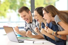 Opgewekte studenten die goed nieuws in een klaslokaal lezen royalty-vrije stock foto's Opgewekte studenten die goed nieuws in een klaslokaal lezen royalty-vrije stock foto's