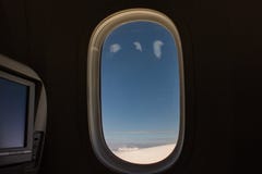 Opini?n de la ventana del pasajero Seat en el aeroplano fotografía de archivo libre de regalías Opini?n de la ventana del pasajero Seat en el aeroplano fotografía de archivo libre de regalías
