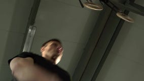 Opini?n inferior un hombre fuerte joven que hace el crossfit almacen de video Opini?n inferior un hombre fuerte joven que hace el crossfit almacen de video