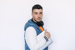 Opini?o lateral o homem novo na roupa ocasional que est? ao olhar afastado e ao levar um PC da tabuleta imagens de stock Opini?o lateral o homem novo na roupa ocasional que est? ao olhar afastado e ao levar um PC da tabuleta imagens de stock