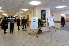 Opiniepeilingspost in een school voor Russische presidentsverkiezingen op 18 Maart, 2018 wordt gebruikt die Balashikha, het gebie royalty-vrije stock afbeelding Opiniepeilingspost in een school voor Russische presidentsverkiezingen op 18 Maart, 2018 wordt gebruikt die Balashikha, het gebie royalty-vrije stock afbeelding